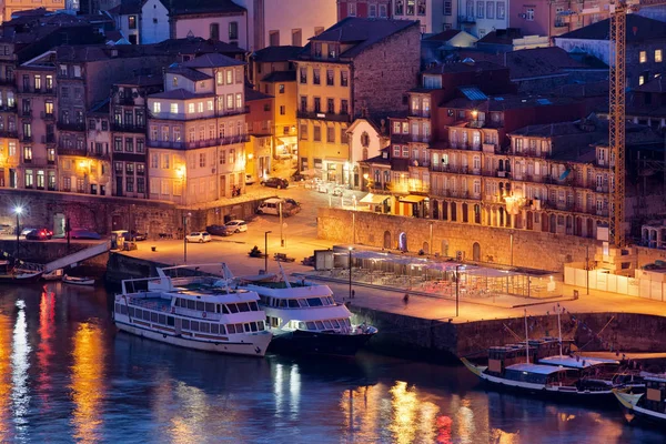 Порту ночью в Португалии — стоковое фото