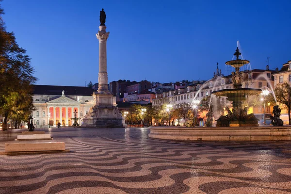 Rossio platz bei nacht in Lissabon — Stockfoto