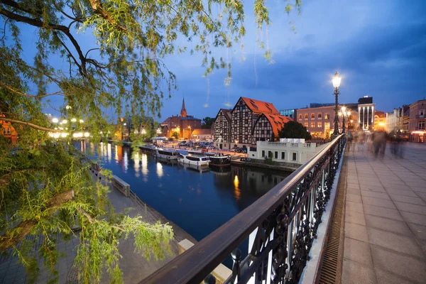 Ville de Bydgoszcz la nuit en Pologne — Photo