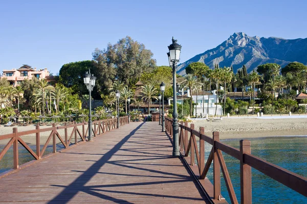 Marbella Beach molo i morze w Hiszpanii — Zdjęcie stockowe