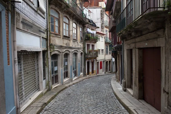 Calle y Casas en el casco antiguo de Oporto — Foto de Stock