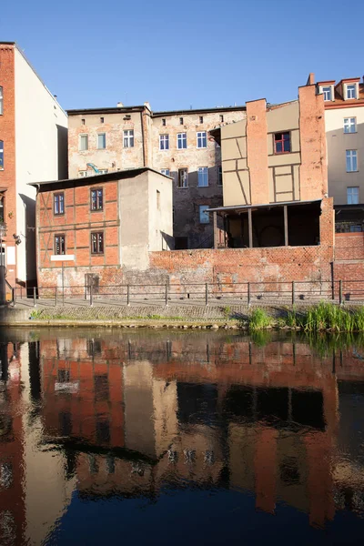 Edificios antiguos en Bydgoszcz junto al río — Foto de Stock