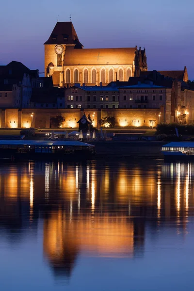 Торунь собор з відображенням на річки Вісла — стокове фото