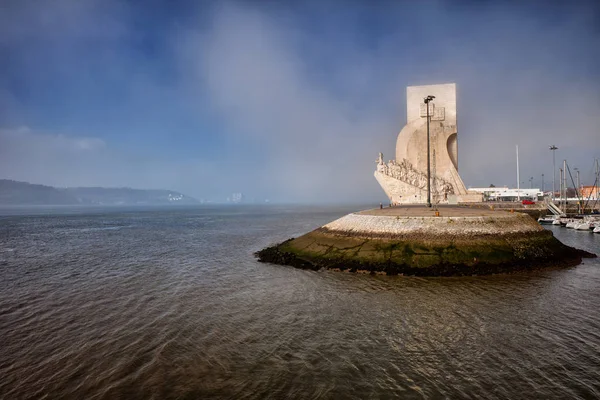 Monumento a los Descubrimientos en el Día de la Niebla en Lisboa —  Fotos de Stock