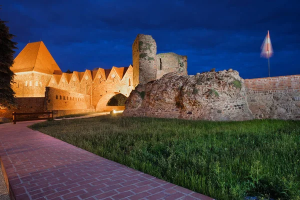 Germánský Knights hrad v noci v Toruni — Stock fotografie