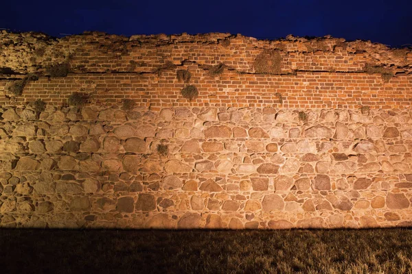 Castelo parede fundo iluminado à noite — Fotografia de Stock