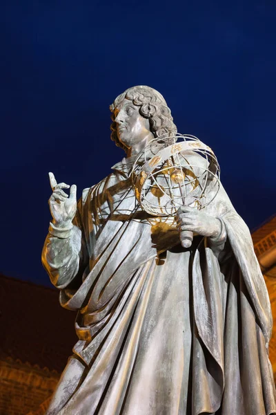 Nicolaus Copernicus Monumento di notte a Torun — Foto Stock