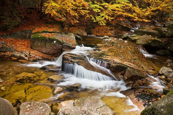 Waterval in de herfst landschap — Stockfoto