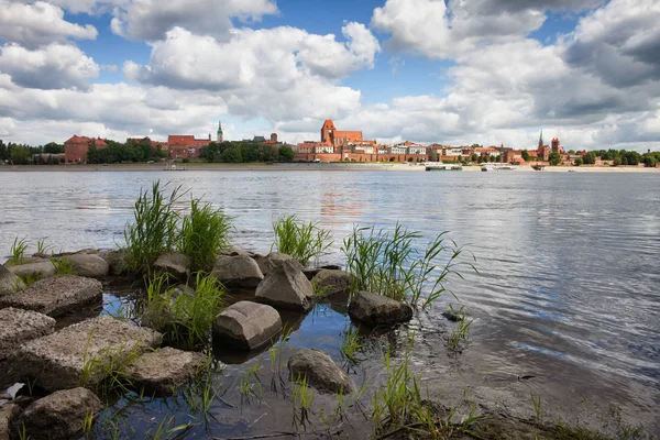 Panoramę miasta Torunia w Polsce z Wisły — Zdjęcie stockowe