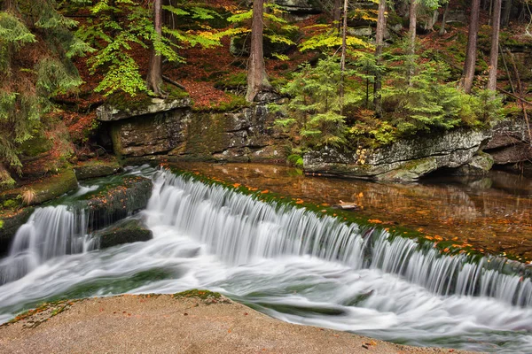 Cascada de agua en el arroyo Szklarka en otoño — Foto de Stock