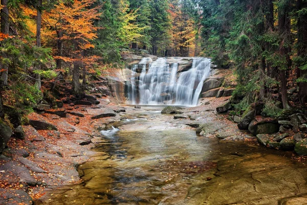 Cascada de Mumlava en el bosque de otoño — Foto de Stock