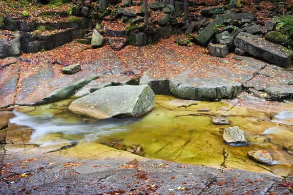 Creek op vlakke tabel rotsen — Stockfoto