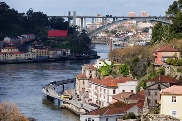 Paisaje urbano de Oporto a lo largo del río Duero — Foto de Stock