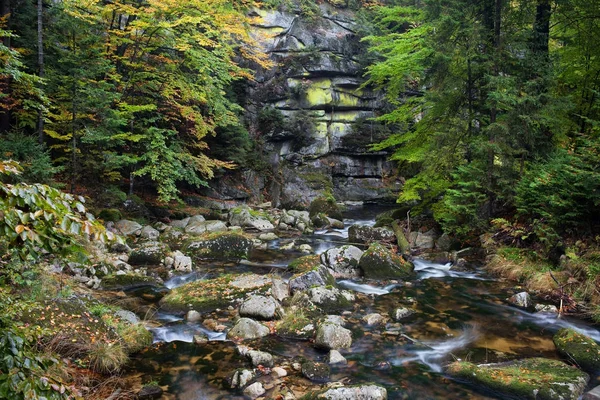 Flusso di Szklarka nelle montagne di Karkonosze — Foto Stock