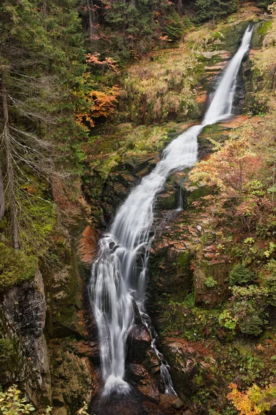 Cascada de Kamienczyk en las montañas de Karkonosze — Foto de Stock