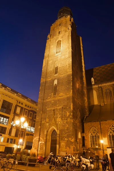 Torre da Igreja de Santa Isabel à noite em Wroclaw — Fotografia de Stock