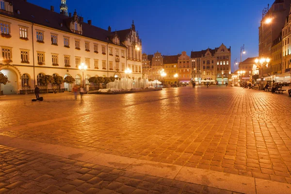 Рыночная площадь Вроцлава ночью — стоковое фото