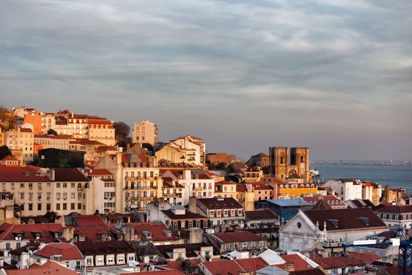 포르투갈에서 리스본의 도시 스카이 라인 석양 — 스톡 사진