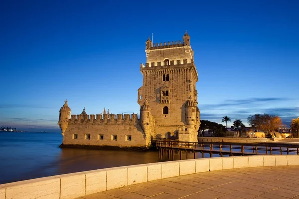 Wieża Torre de Belém w nocy, w mieście Lizbona — Zdjęcie stockowe