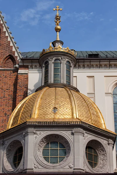 Gouden koepel van Wawel kathedraal in Krakau — Stockfoto