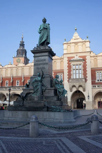 Adam Mickiewicz Monument and Cloth Hall in Krakow — Stock Photo, Image