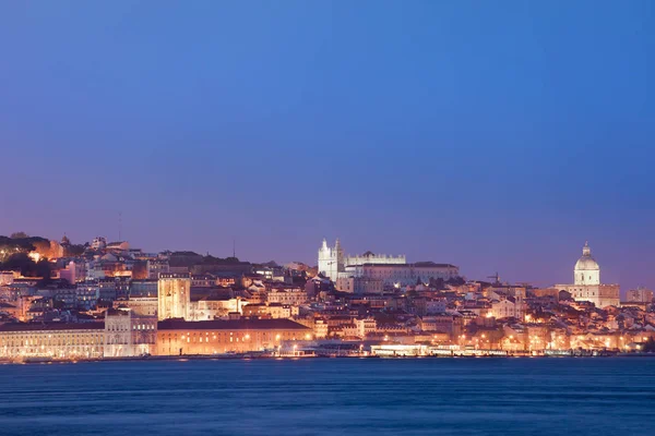 Ciudad de Lisboa Skyline de noche en Portugal —  Fotos de Stock