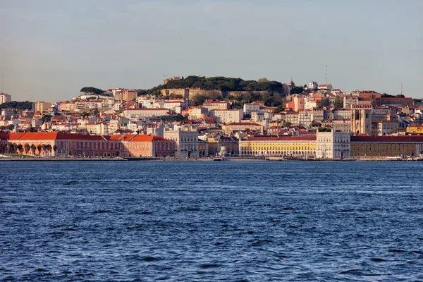 Staden Lissabon Skyline vid solnedgången i Portugal — Stockfoto