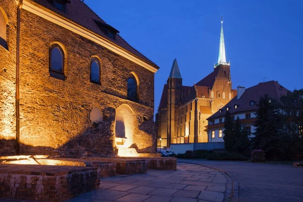 Kirchen in Ostrow tumski bei Nacht in Breslau — Stockfoto