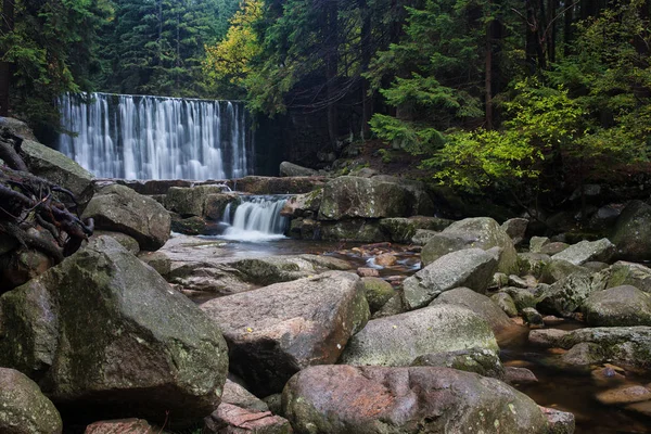 Cascada salvaje en las montañas de Karkonosze — Foto de Stock