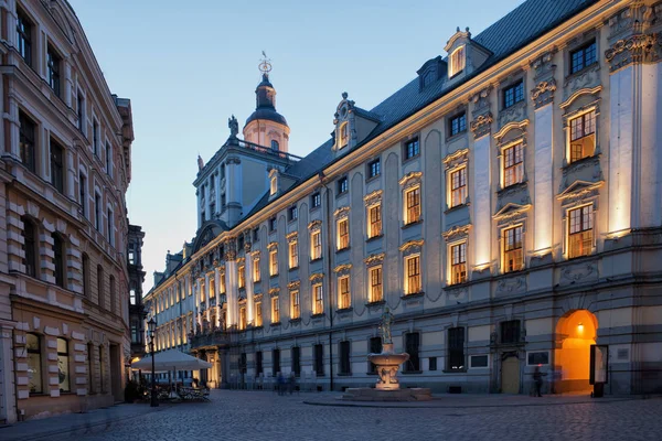 Universitetet i Wrocław aw i Polen i skymningen — Stockfoto