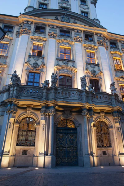 Universidad de Wroc jalá en Polonia al anochecer — Foto de Stock