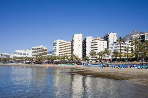 Marbella Beach e City Skyline em Espanha — Fotografia de Stock