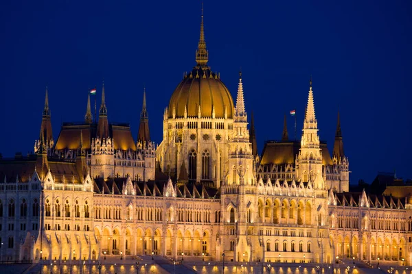 Ουγγρικό Κοινοβούλιο τη νύχτα στη Βουδαπέστη — Φωτογραφία Αρχείου