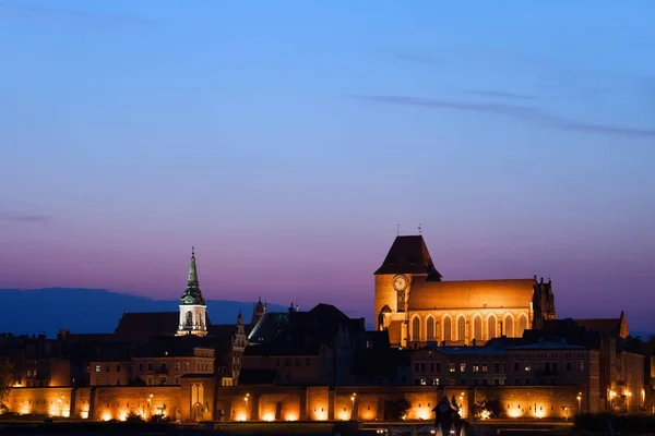 Stad Torun oude stad Skyline in schemerlicht — Stockfoto