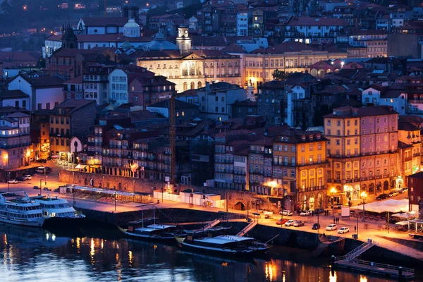 Старый город Порто ночью — стоковое фото