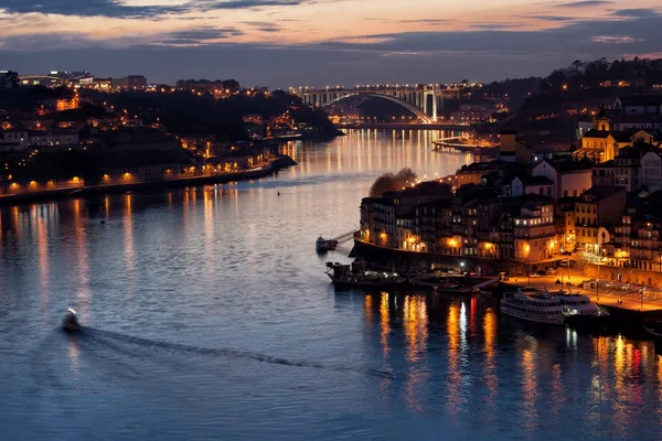Сумерки на реке Доуро в Порту — стоковое фото