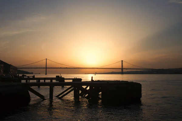Puesta de sol en Almada Quay y puente 25 de Abril en Lisboa —  Fotos de Stock