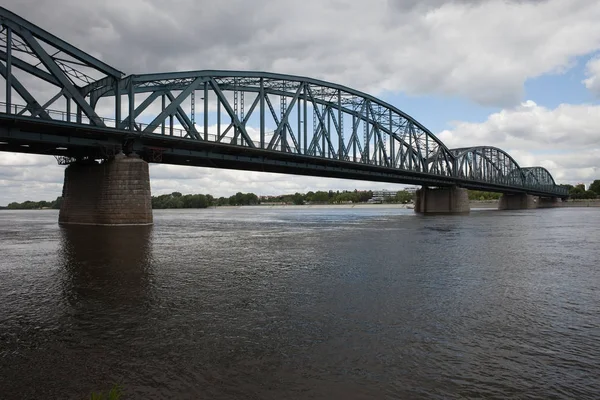 Ponte Pilsudski no rio Vístula em Torun — Fotografia de Stock