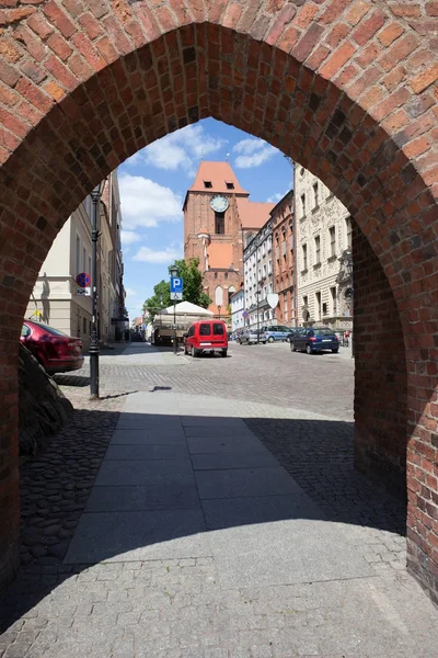 Arco de la puerta de los marineros en el casco antiguo de Torun —  Fotos de Stock