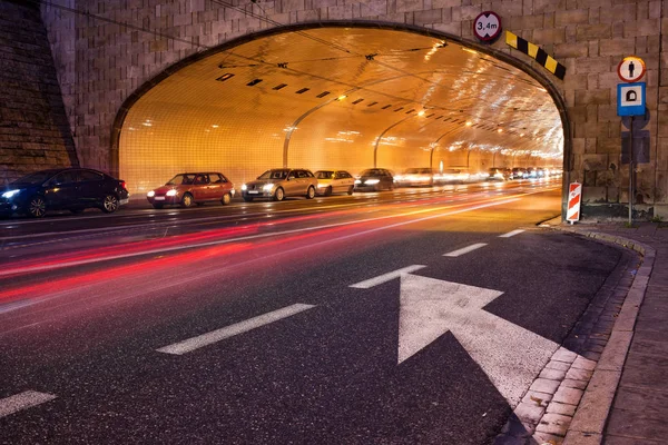 Túnel nocturno Trafic en la ciudad de Varsovia — Foto de Stock