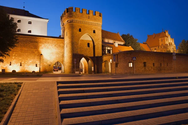 Puerta y muralla al casco antiguo de Torun de noche —  Fotos de Stock