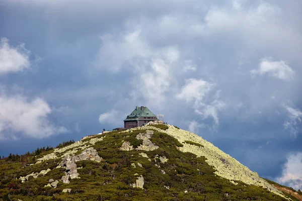 Szrenica 山山顶与风雨棚在波兰 — 图库照片