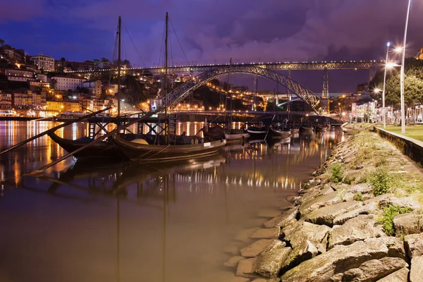 Rabelo-boote auf dem douro-fluss in porto bei nacht — Stockfoto
