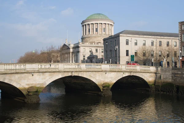 O'Donovan Rossa Bridge i cztery korty w Dublinie — Zdjęcie stockowe
