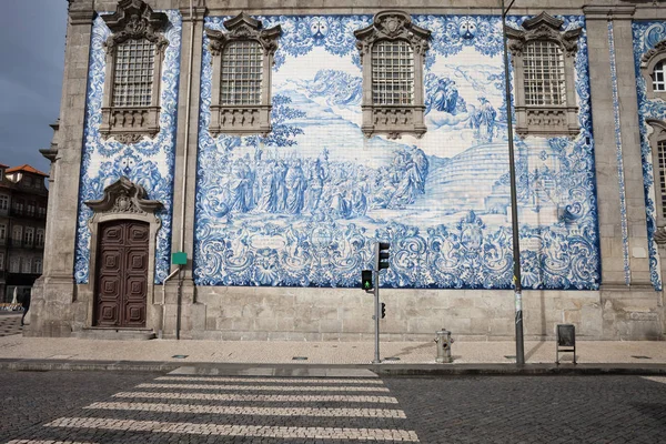 Azulejo Azulejos en la pared de la iglesia del Carmo en Oporto — Foto de Stock