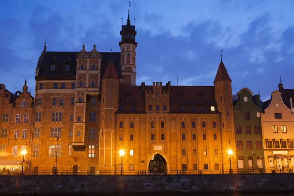 Portão Mariacka à noite na Cidade Velha de Gdansk — Fotografia de Stock