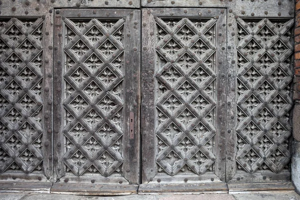 Alte gotische hölzerne Doppeltüren — Stockfoto