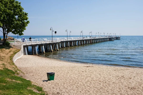 Playa y Muelle en el Mar Báltico en Gdynia Orlowo — Foto de Stock