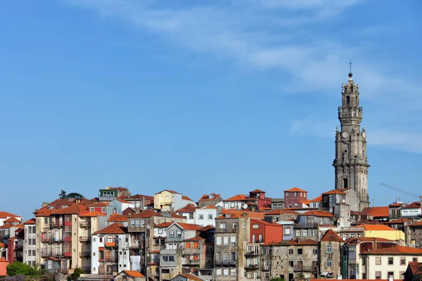 Τον πύργο Clerigos εκκλησία και τα σπίτια στο Πόρτο — Φωτογραφία Αρχείου