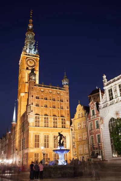 Gdansk Belediye Binası ve Neptün Çeşmesi gece — Stok fotoğraf